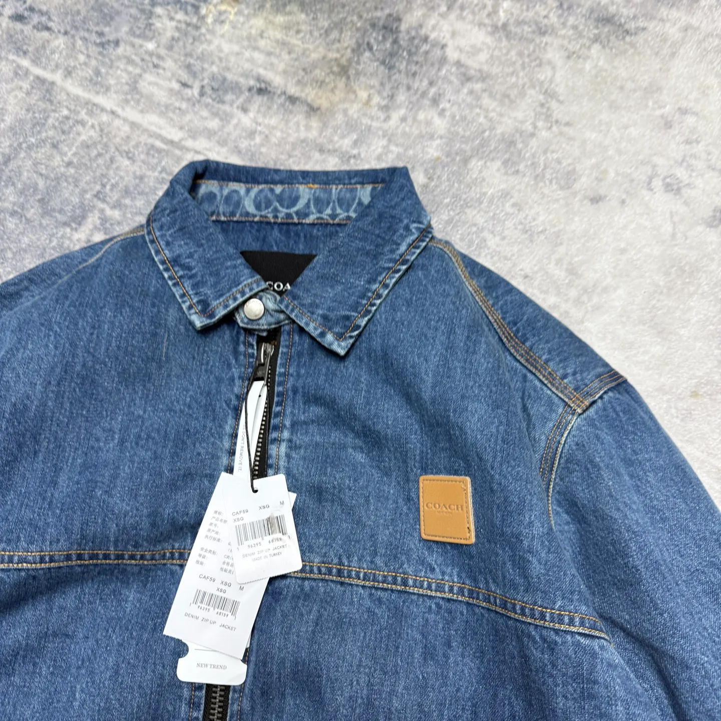 Available for new shipment in early spring! COH men's American Retro workwear Detroit washed distressed denim lapel cotton splicing zipper jacket, very Retro Blue denim, denim will never go out of style. The upper body of various experts shows how handsome he is. This style is very casual yet a bit gentlemanly. It is not so ostentatious, but the upper body makes the whole person look tall and elegant. That is, you only need to wear this coat. You don’t have to think about the overall matching, it’s casual and fashionable to wear casually. This can be worn by both men and women, and the fit is very correct. Shipped by a trading company and produced on a large assembly line, the quality is absolutely superb. The overall wiring is smooth and neat, and the inner lining is made of pure cotton, which is breathable and comfortable and has excellent skin fit. It's definitely the quality that goes in and out of the mall. The whole set of hardware is made by Koujia with logo letters. The texture of ancient silver matches the whole dress very well. The Genuine Leather leather label on the front chest is beautifully embellished. Really high quality. The shopkeeper’s own money. 🤗🤗🤗 Color: Washed Retro denim blue Size: M-XXL (equivalent to M-XXL) Fabric: Denim (Composition: Cotton) M size: Length 68CM Bust 118CM Shoulder width 53CM Sleeve length 62CM (Reference height 165-170CM Weight 110-130 catties) L size: Length: 70CM Bust 122CM Shoulder width 54CM, sleeve length 63CM (reference height 170-175CM, weight 130-150 catties) XL code: length: 72cm, bust: 126cm shoulder width: 55cm, sleeve length: 64cm (reference height 175-180CM, weight 145-165 catties) XXL code: length: 74cm, bust: 130cm, shoulder width: 56cm Sleeve length: 65cm (reference height 180-185CM, weight 165-185 catties)